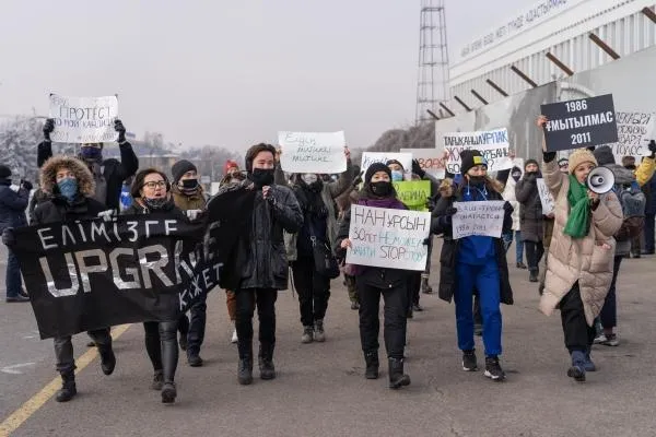 Участники митинга в День независимости Казахстана на площади Республики в Алма-Ате