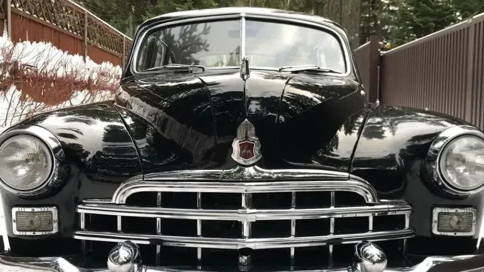 Легенда советского автопрома: раритетный ГАЗ‑12 ЗИМ 1956 года с коробкой от Mercedes продают в Москве за 4,25 млн руб.