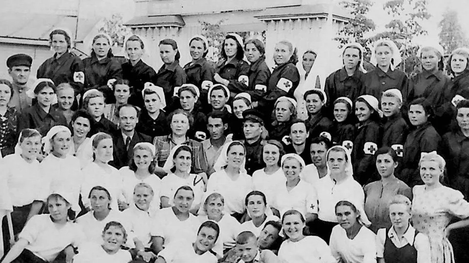 Фото: сайт&nbsp;«Дмитровский край»,&nbsp;Дмитров. Стадион Авангард. Соревнования сан. дружин. 1950 год. 1 место по району. Третий ряд, пятый слева Просенков И.И.