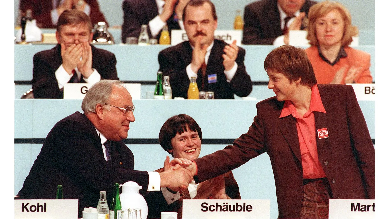 Канцлер Гельмут Коль жмет руку Ангеле Меркель, 15 декабря 1991 года. Michael Jung