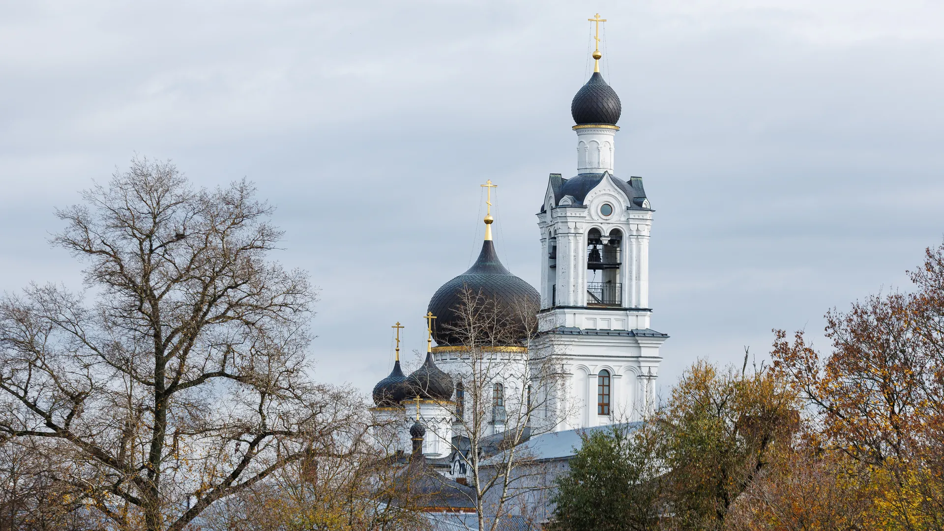 Церковь Тихвинской иконы Божией Матери в Ногинске осенью