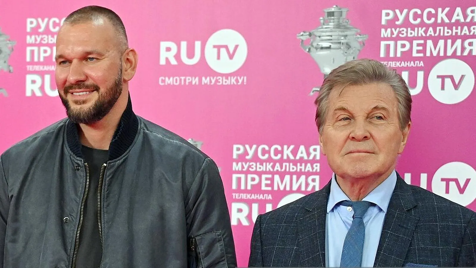 Лев Лещенко (справа) и рэпер Loc-Dog, 28 мая 2022 года. Евгений Одиноков
