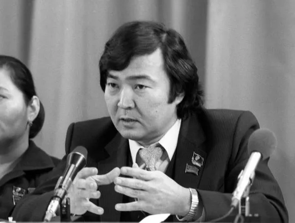 Пресс-центр XXVI съезда КПСС. Олжас Сулейменов, секретарь правления Союза писателей Казахской ССР, во время выступления перед журналистами, 1981 год