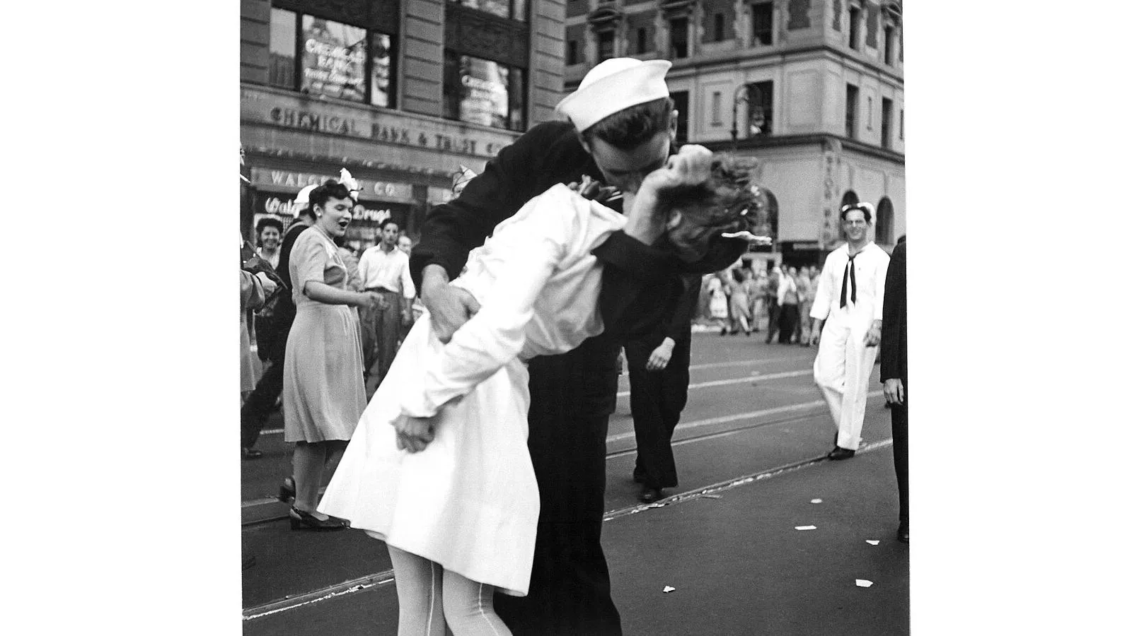 Фотожурналист ВМФ США Виктор Йоргенсен снял ту же сцену с другого ракурса, 1945 год