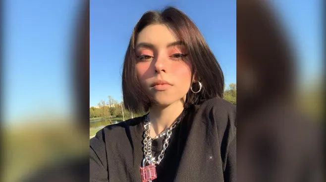 Неизвестные бросили плед в Дору во время ее выступления