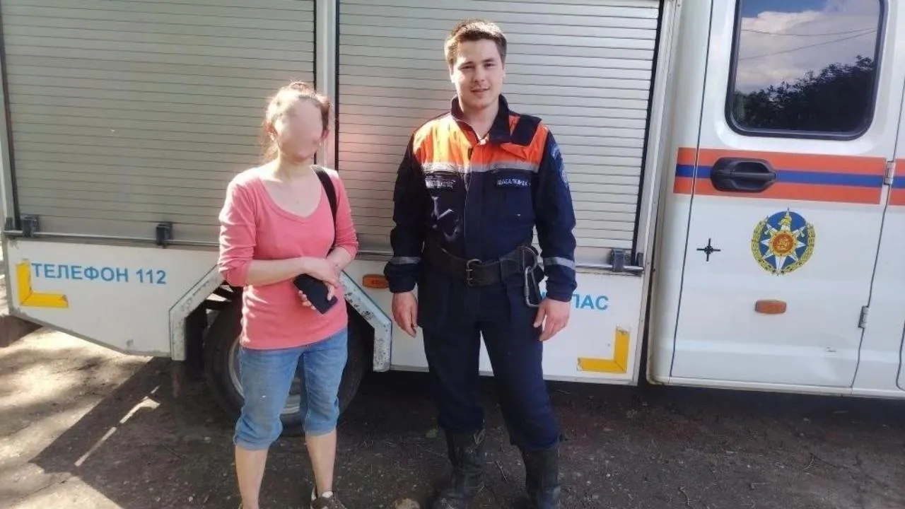 Спасатели ГКУ МО «Мособлпожспас» в Волоколамском округе нашли и вывели из леса заблудившуюся женщину