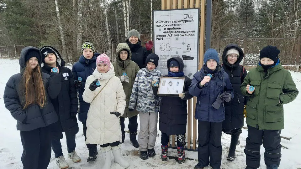 Участники квеста по научной тропе с гидом Еленой Мартьяновой. Фото: Экскурсионный клуб «Ходим-бродим по Черноголовке»