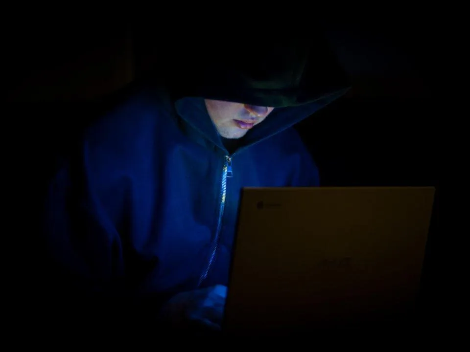 Обещал работу и новую жизнь, а забрал свободу: как распознать вербовщика