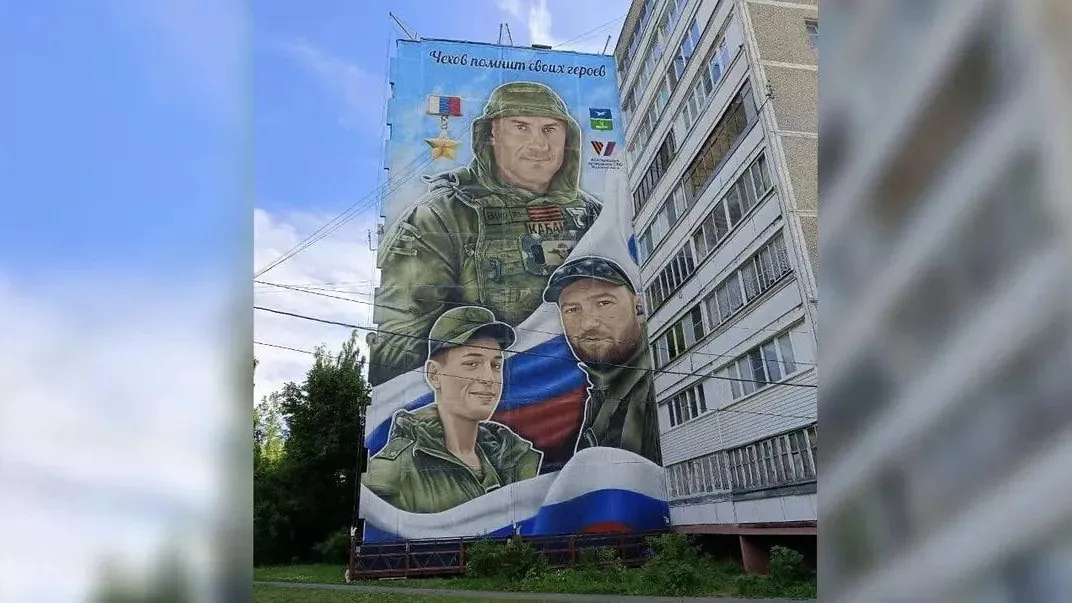 Три героя на фасаде: в Чехове открыли мурал в память о погибших военнослужащих