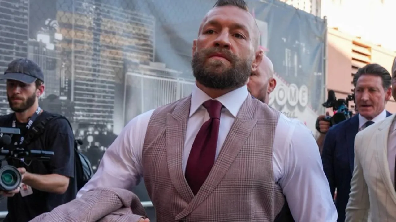 Макгрегор провел первый бой в UFC за пять лет: за минуту проиграл Холлоуэю