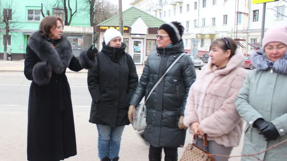 Юлия Шувалова обсуждает с жителями план благоустройства Фрязина.&nbsp;Фото: пресс-служба администрации г. о. Фрязино