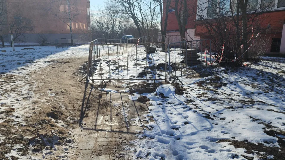 Участок, на которой появится газон после аварии. Фото: Иван Петрушин&nbsp;