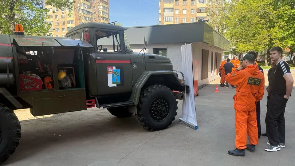 Гости программы обсуждают спецтехнику с черноголовскими спасателями. Фото: ДПК г. о. Черноголовка&nbsp;