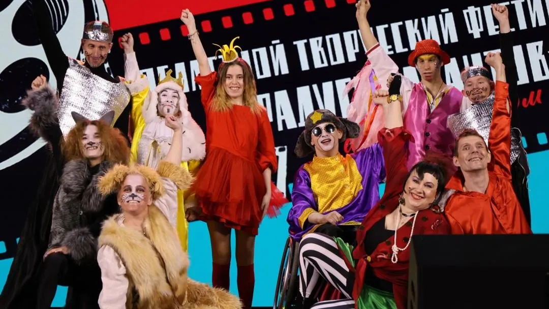 В Озерах провели творческий фестиваль «Радуга талантов. Как в советском кино»