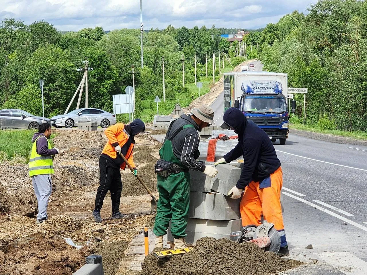 В Московской области началось строительство тротуаров на региональных дорогах