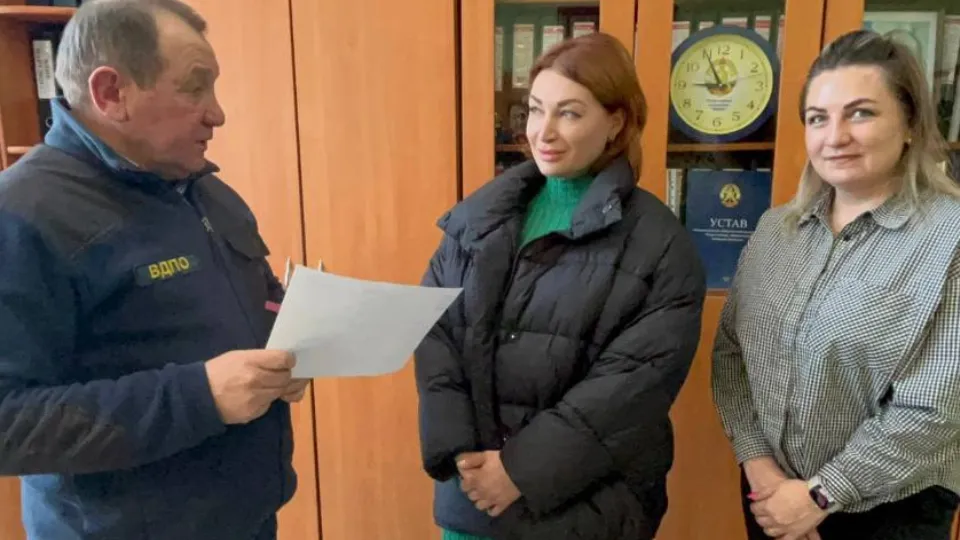 Ангелине Стельмух (в центре) вручают удостоверение. Фото:&nbsp;Ангелина Стельмух