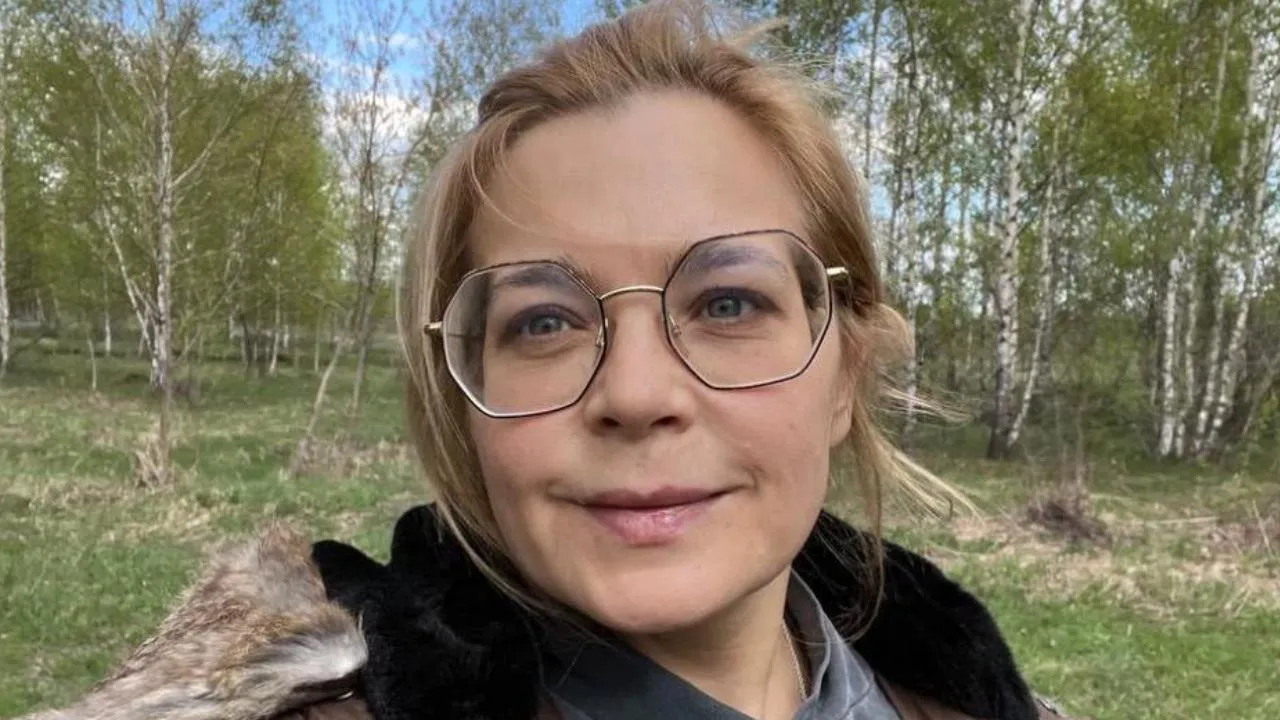 «Платье-комбинация и мелкие кудри»: Ирина Пегова вызвала восхищение у поклонников после новых фото