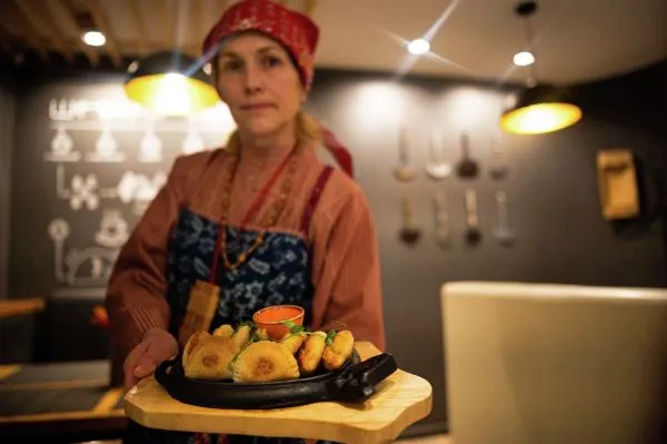 Экскурсовод демонстрирует Посикунчики в кафе-музее «Пермская кухня» в Перми