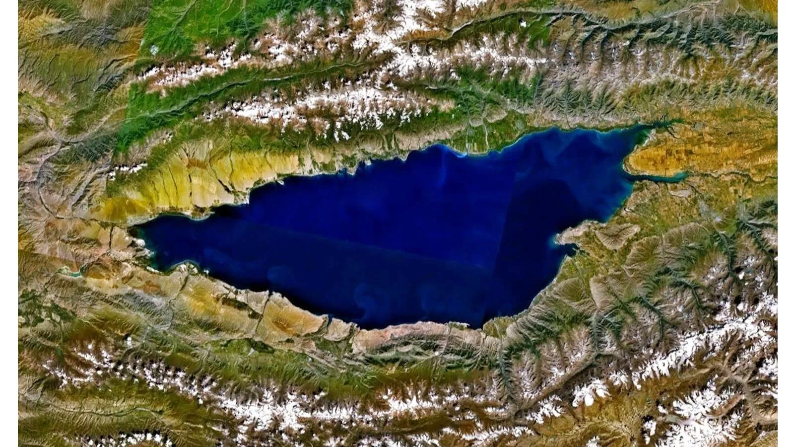 Иссык-Куль, одно из самых глубоких озер в мире, с высоты птичьего полета, Киргизия
