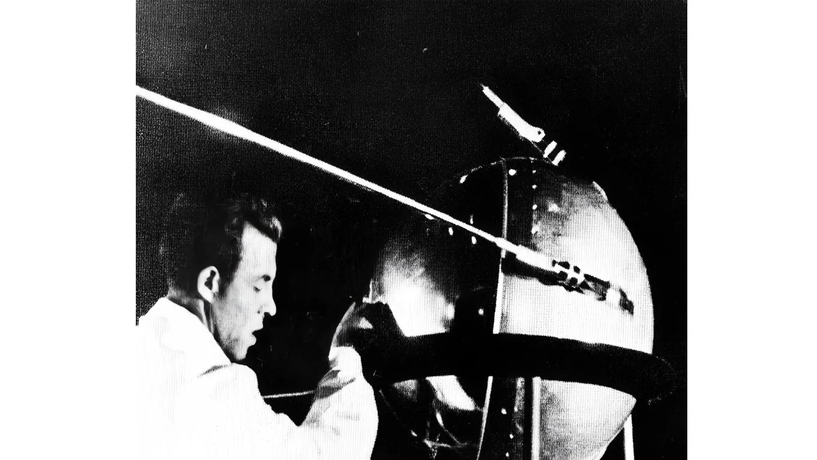 Техник отлаживает советский «Спутник-1» — первый в мире искусственный спутник Земли. Asif A. Siddiqi