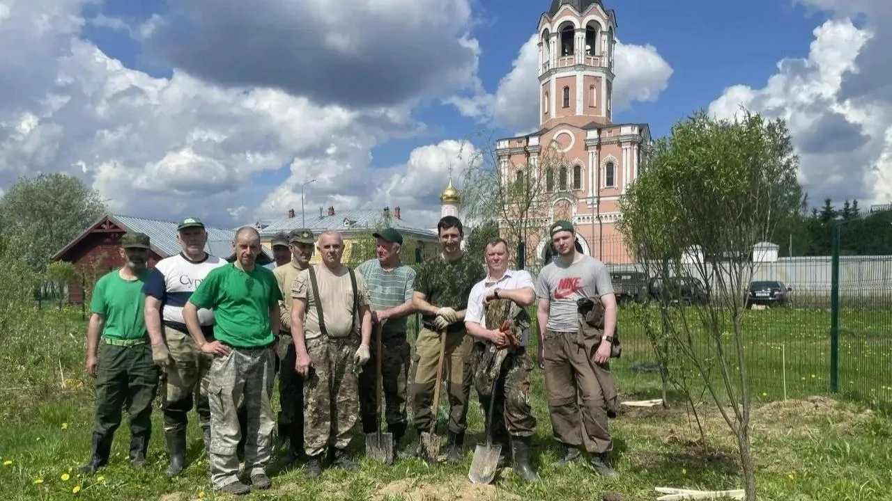 Лесничие Московской области провели экологическую акцию у стен монастыря Зосимова пустынь