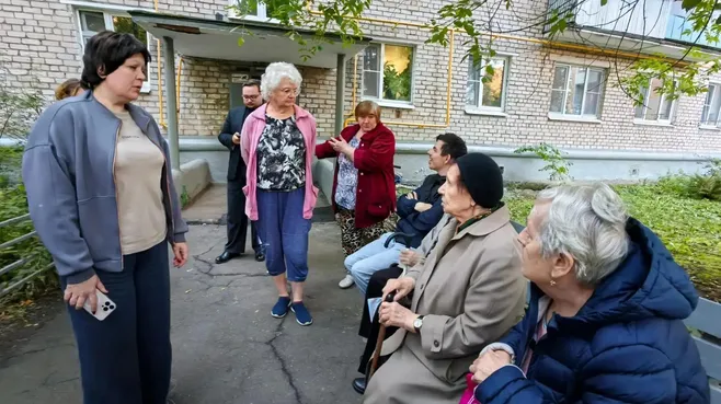 Замглавы Красногорска провела обход домов на Вокзальной вместе с жителями