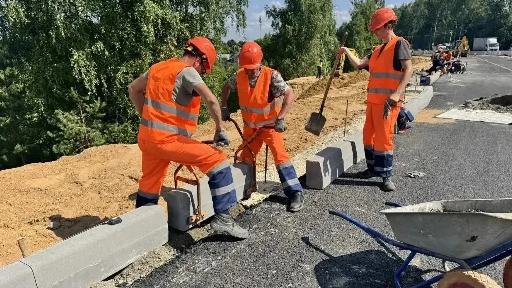 Дорожники уложили асфальт на левой стороне реконструируемого Осташковского шоссе в Мытищах