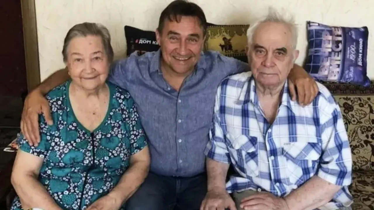 Камиль Ларин с родителями
