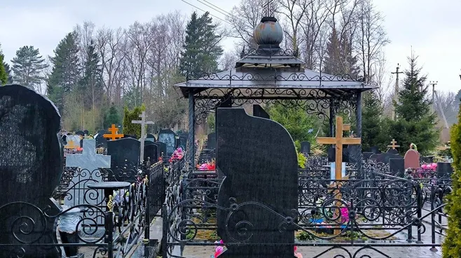 «Через 10 лет можно не найти могилу»: священник — о том, какие растения уместны на кладбище
