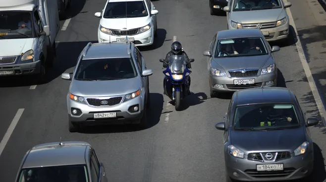 Автомобильное движение по Калужскому шоссе в Москве