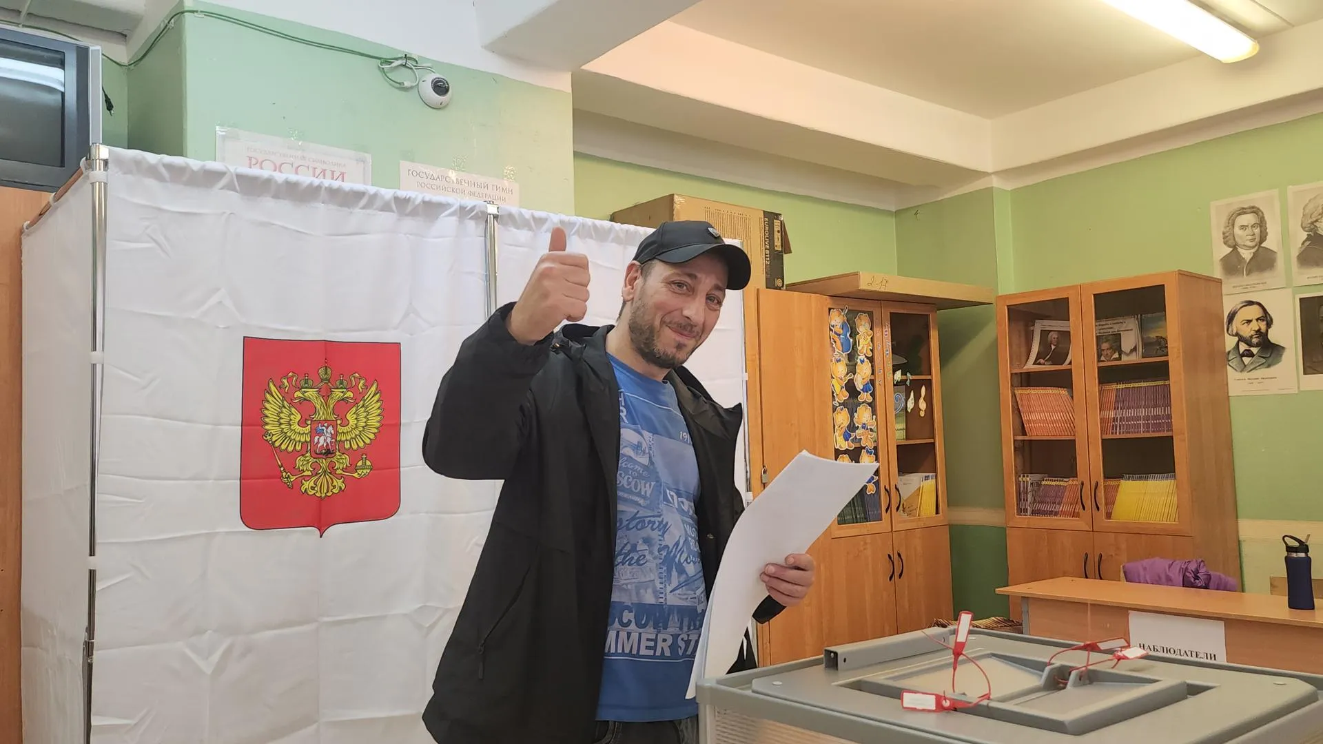 Первым избирателем на участке № 1453 стал работник метрополитена Матвей Губанов.