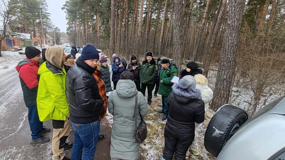 Лесничие во время беседы с жителями. Фото: Комлесхоз Московской области