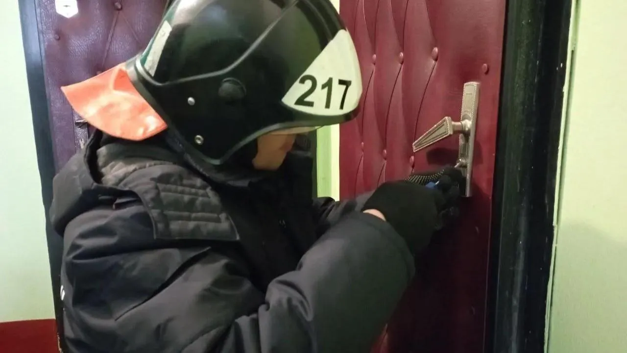 Спасатели помогли жителю Егорьевска попасть в запертую квартиру, где находился его малолетний сын
