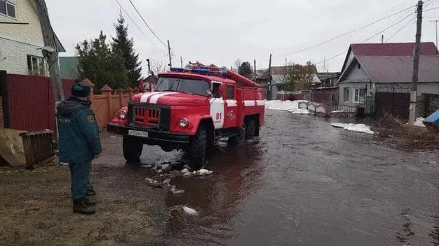 Сотрудники МЧС проводят эвакуацию во время паводка в городе Назарове в Красноярском крае