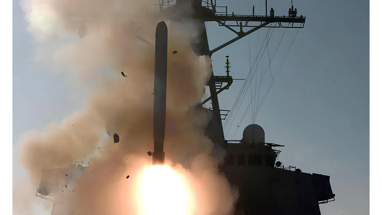 Старт крылатой ракеты Tomahawk с эсминца во время операции «Пустынный лис», Персидский залив, 19 декабря 1998 года.
