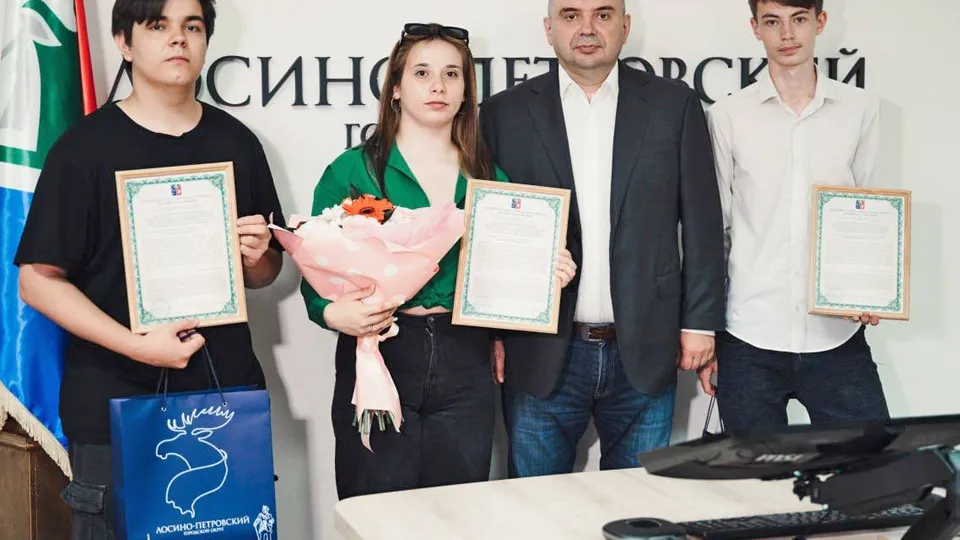 Глава Лосино-Петровского Сергей Джеглав (второй справа) и дети-сироты, получившие сертификат на квартиру Фото: t.me/dzheglav_sn