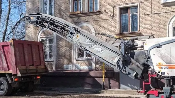 Ямочный ремонт в электростальском дворе. Фото: телеканал ВРТ