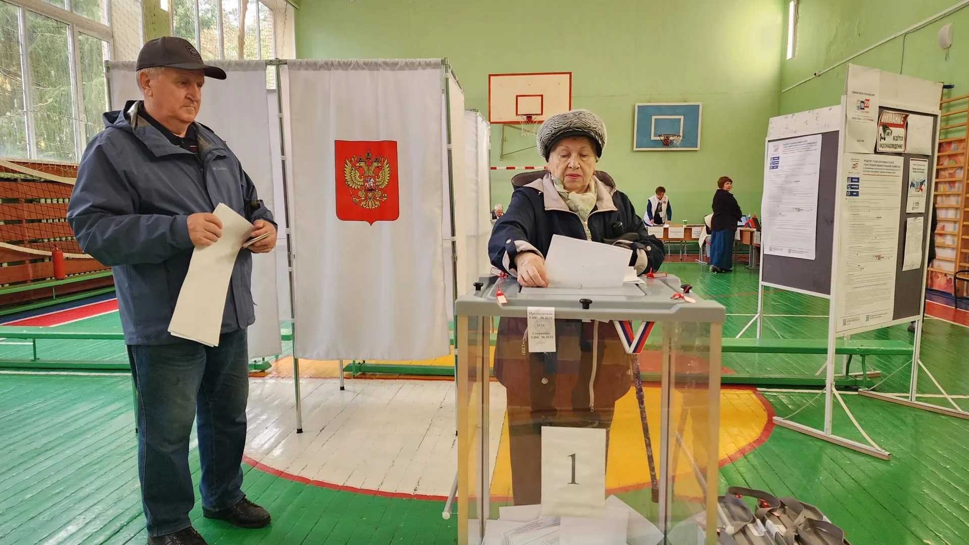 пенсионеры Василий и Валентина Калиненко голосуют на выборах