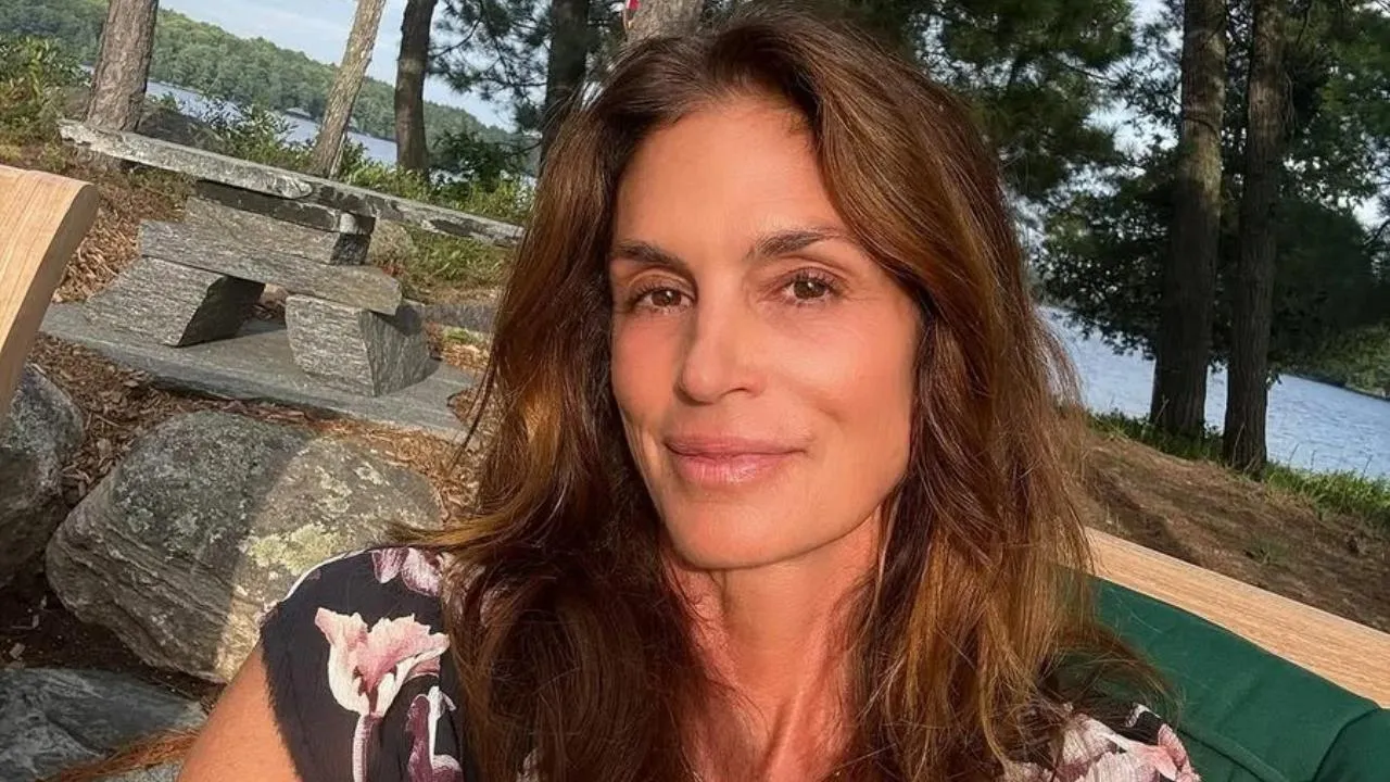 Опущение века, потеря уверенности и визажисты с пластырями: как Синди Кроуфорд десять лет боролась с блефароптозом?