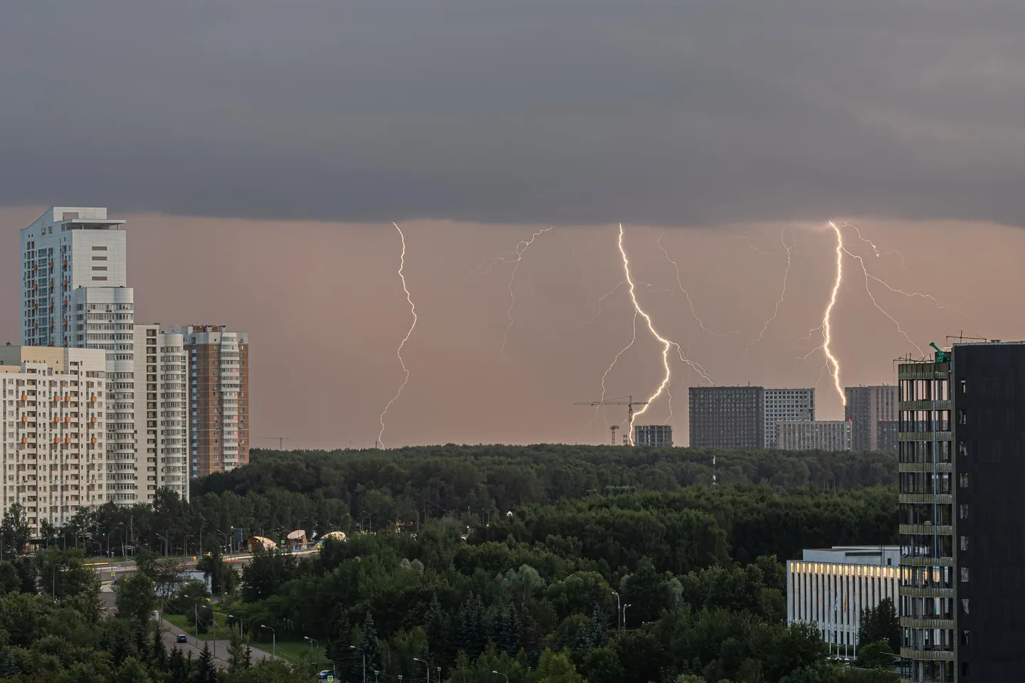 Подмосковье накрывает грозовой фронт во вторник
