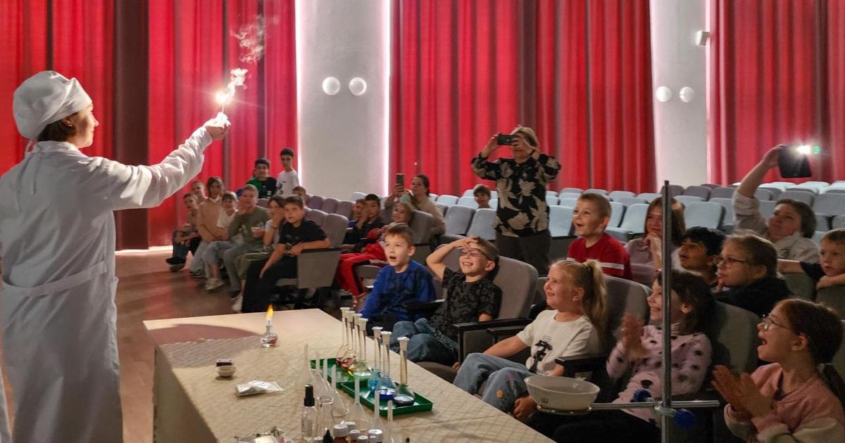 Наука и волшебство: на «Умных каникулах» школьникам показали химическое шоу - REGIONS.ru