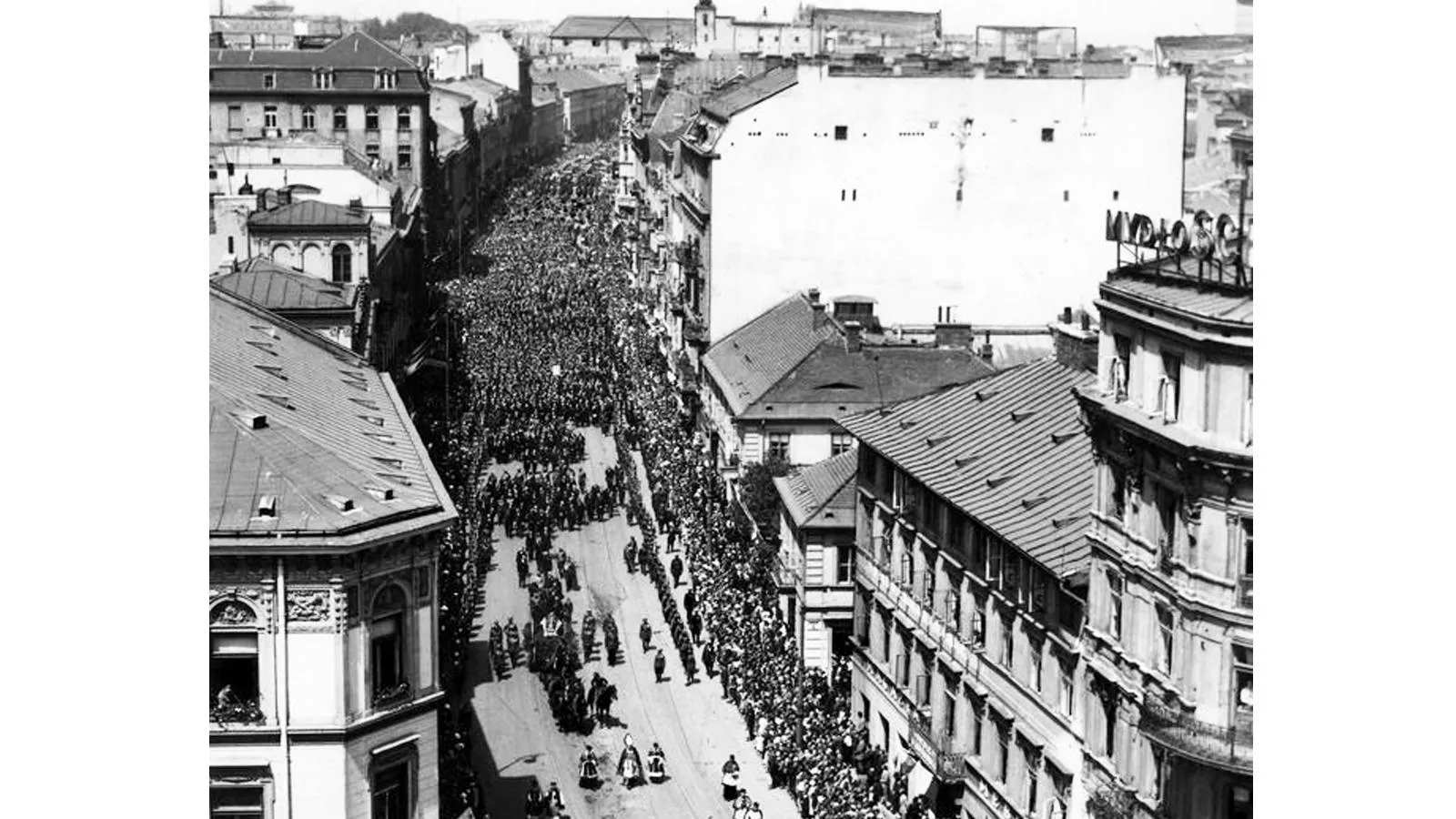 траурная процессия в Варшаве во время похорон Бронислава Пьерацкого