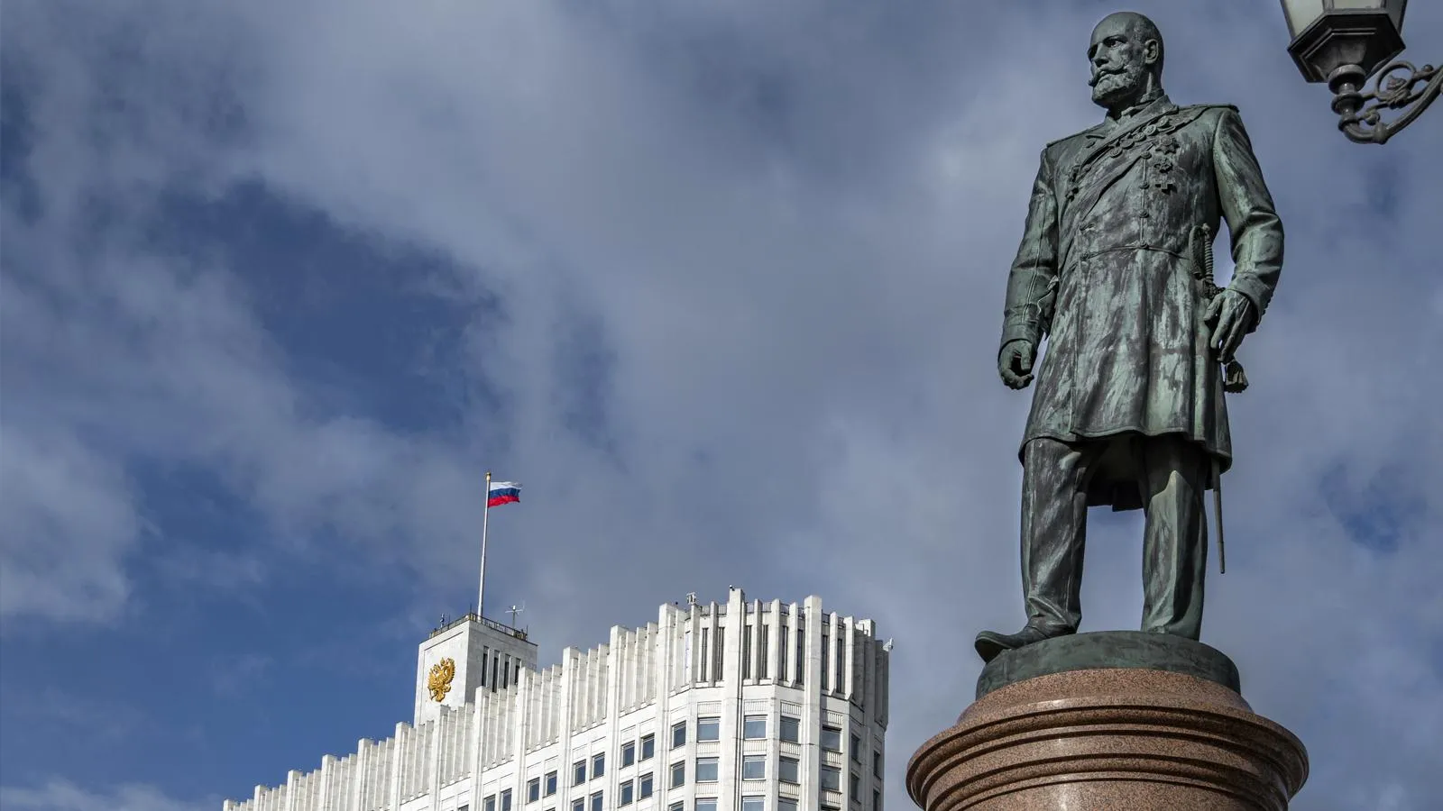 Памятник Петру Столыпину перед зданием правительства России, Москва. Konstantin Kokoshkin