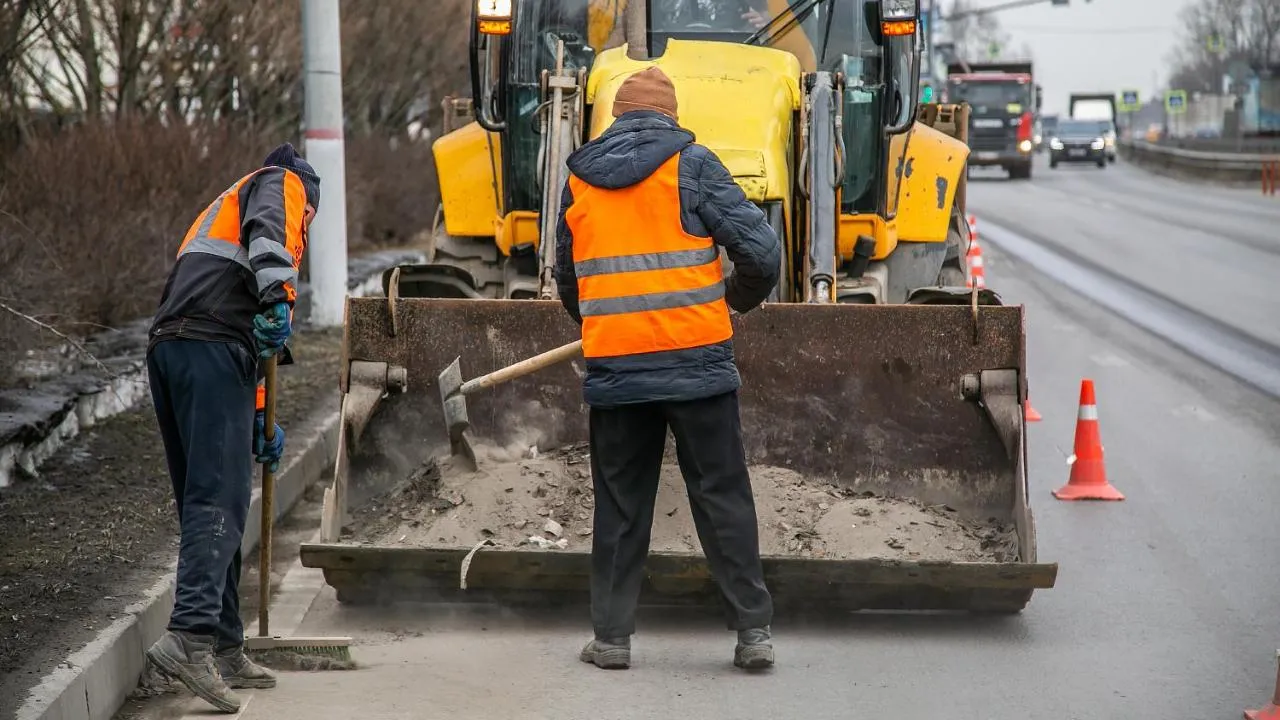 На дорогах в Истре проводят генеральную уборку после зимы