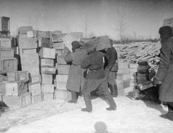 Продукты для Ленинграда. Солдаты разгружают ящики с продовольствием, доставленным по льду Ладожского озера