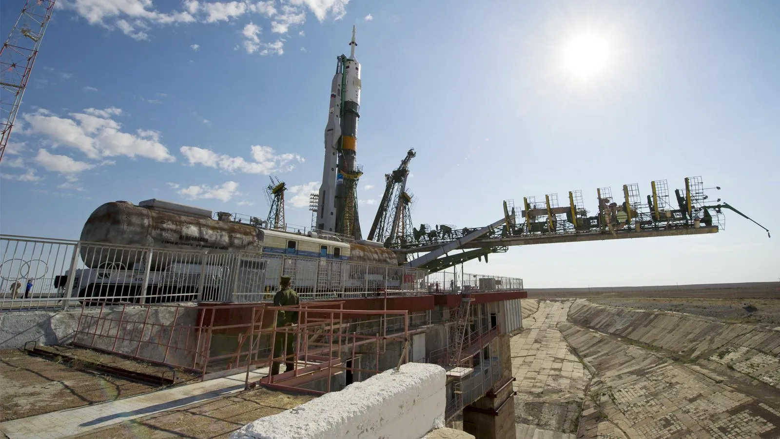 Космический корабль «Союз ТМА-02М» на стартовой площадке, 7 июня 2011 года. z03